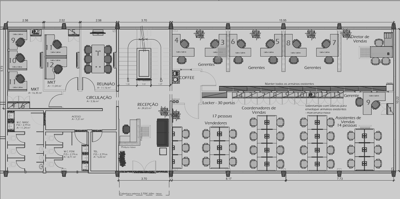 Planta de layout corporativo com marcação de salas, estações, circulação e cotas.