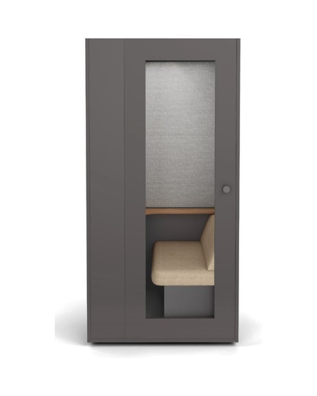 Cabine acústica individual com porta de vidro e assento interno.