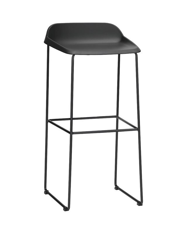 Banqueta alta preta sem encosto, com base em trenó.