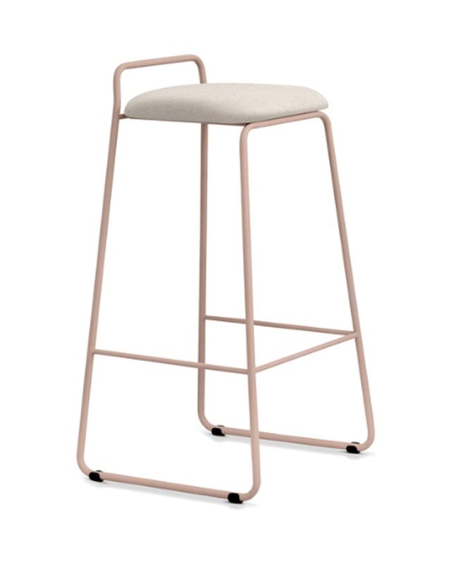 Banqueta alta rosé com assento estofado claro e base em trenó.