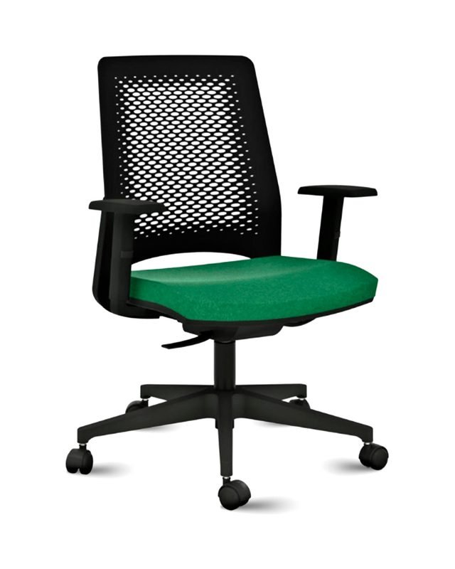 Cadeira operacional com encosto vazado preto e assento verde.