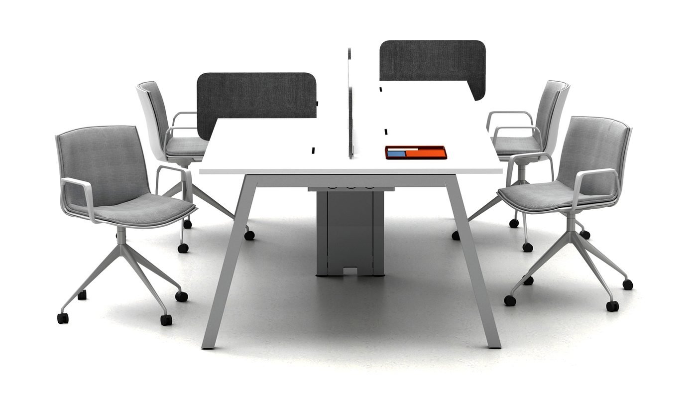 Mesa compartilhada para quatro pessoas, com divisórias estofadas e cadeiras cinza.