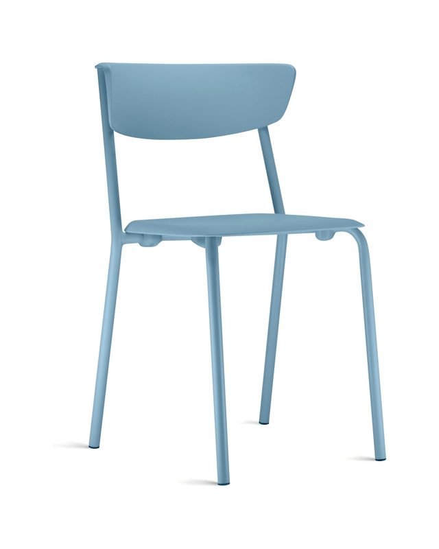 Cadeira de quatro pés em azul claro.