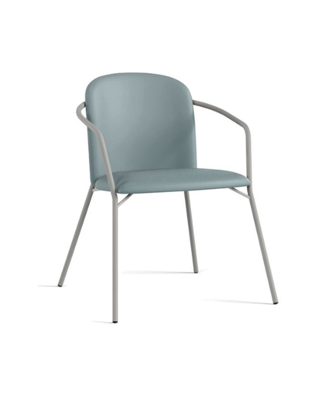 Poltrona estofada em azul acinzentado com estrutura metálica e braços em arco.