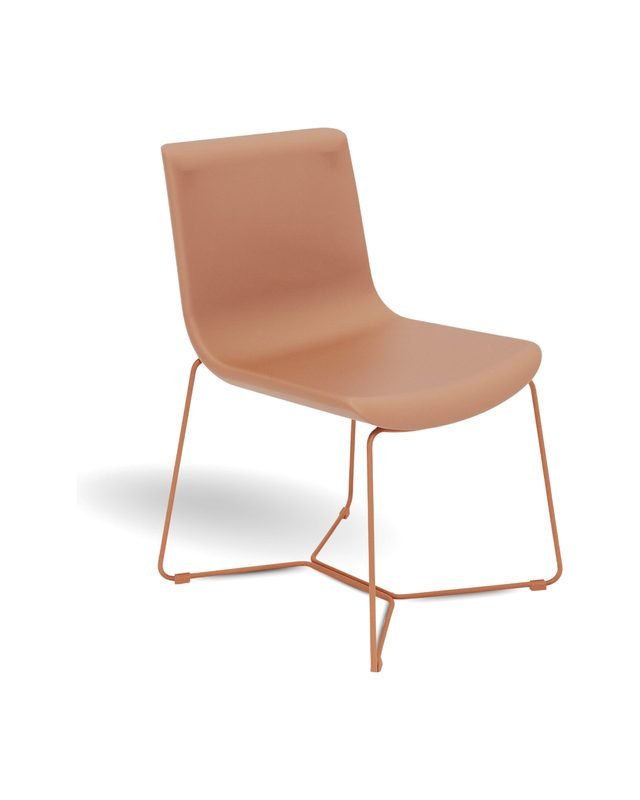Poltrona com concha caramelo e base de arame.